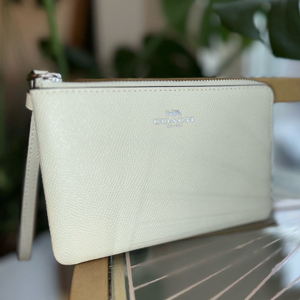 NWT Coach Light Sage / Pale Mint Green Corner Zip Wristlet - Picture 4 of 6